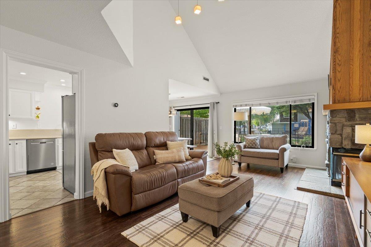 Detail Gallery Image 5 of 27 For 17068 Creekside Cir, Morgan Hill,  CA 95037 - 3 Beds | 2/1 Baths