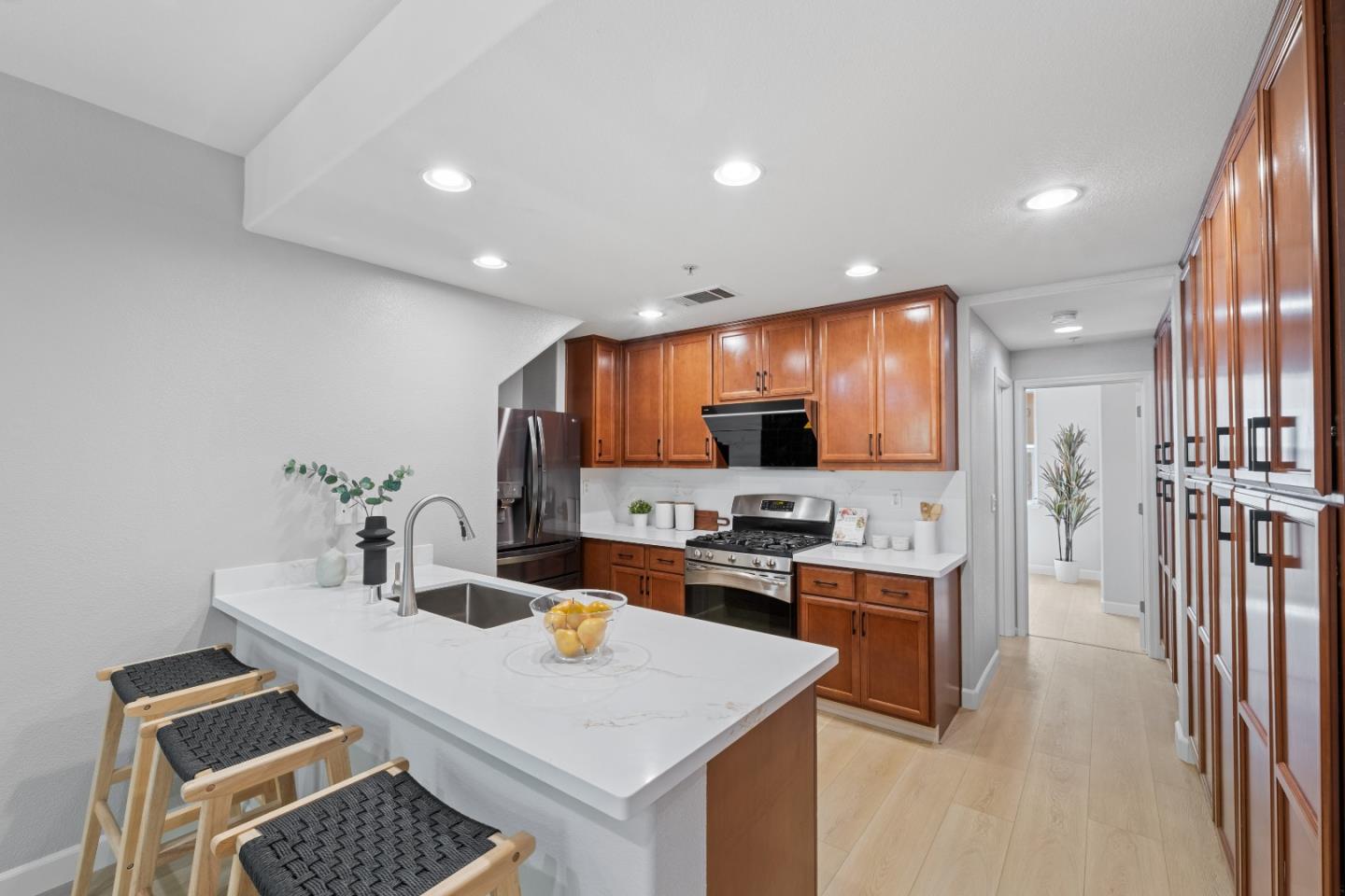 Detail Gallery Image 4 of 43 For 2472 Autumnvale Ave, San Jose,  CA 95131 - 3 Beds | 3 Baths