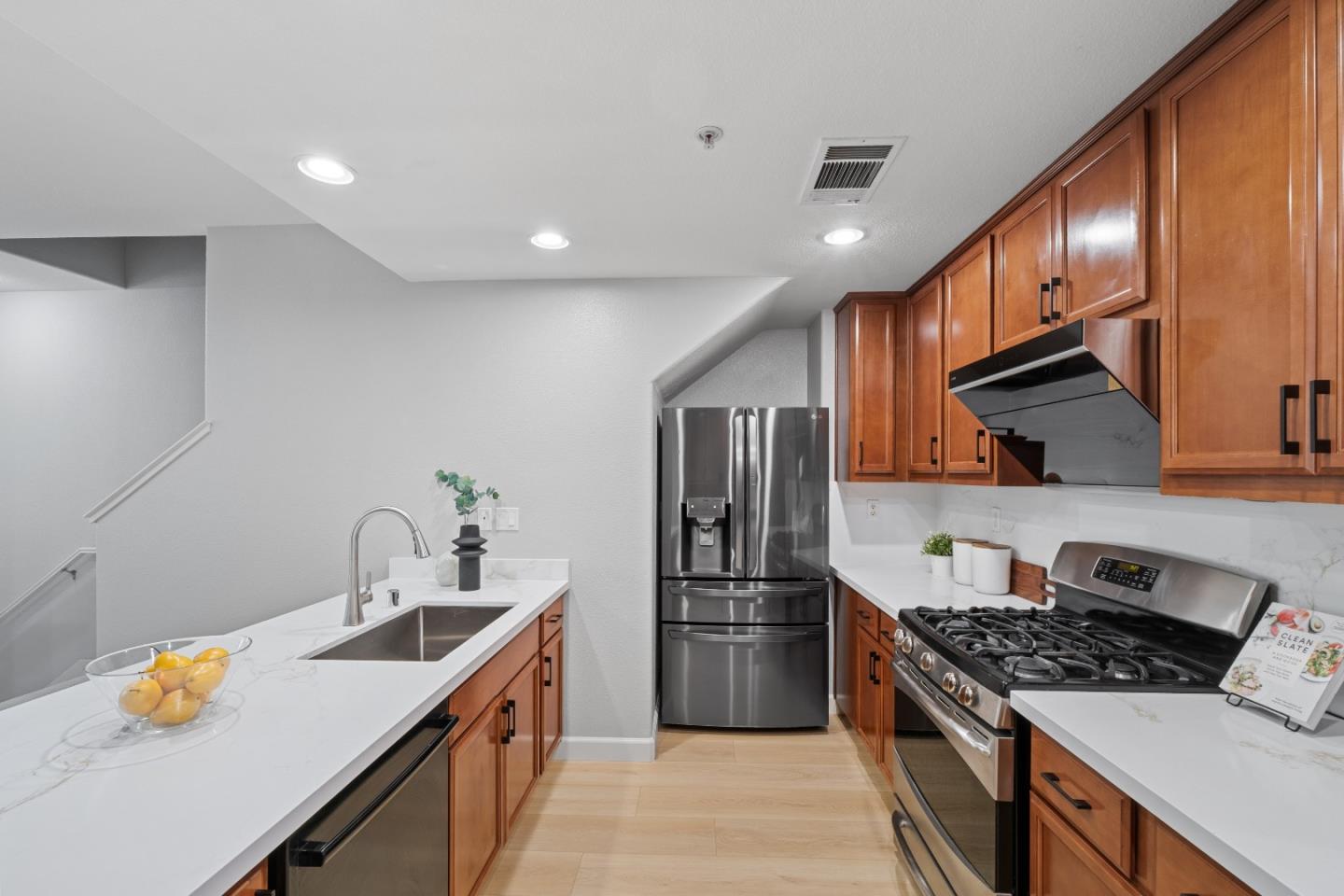 Detail Gallery Image 6 of 43 For 2472 Autumnvale Ave, San Jose,  CA 95131 - 3 Beds | 3 Baths