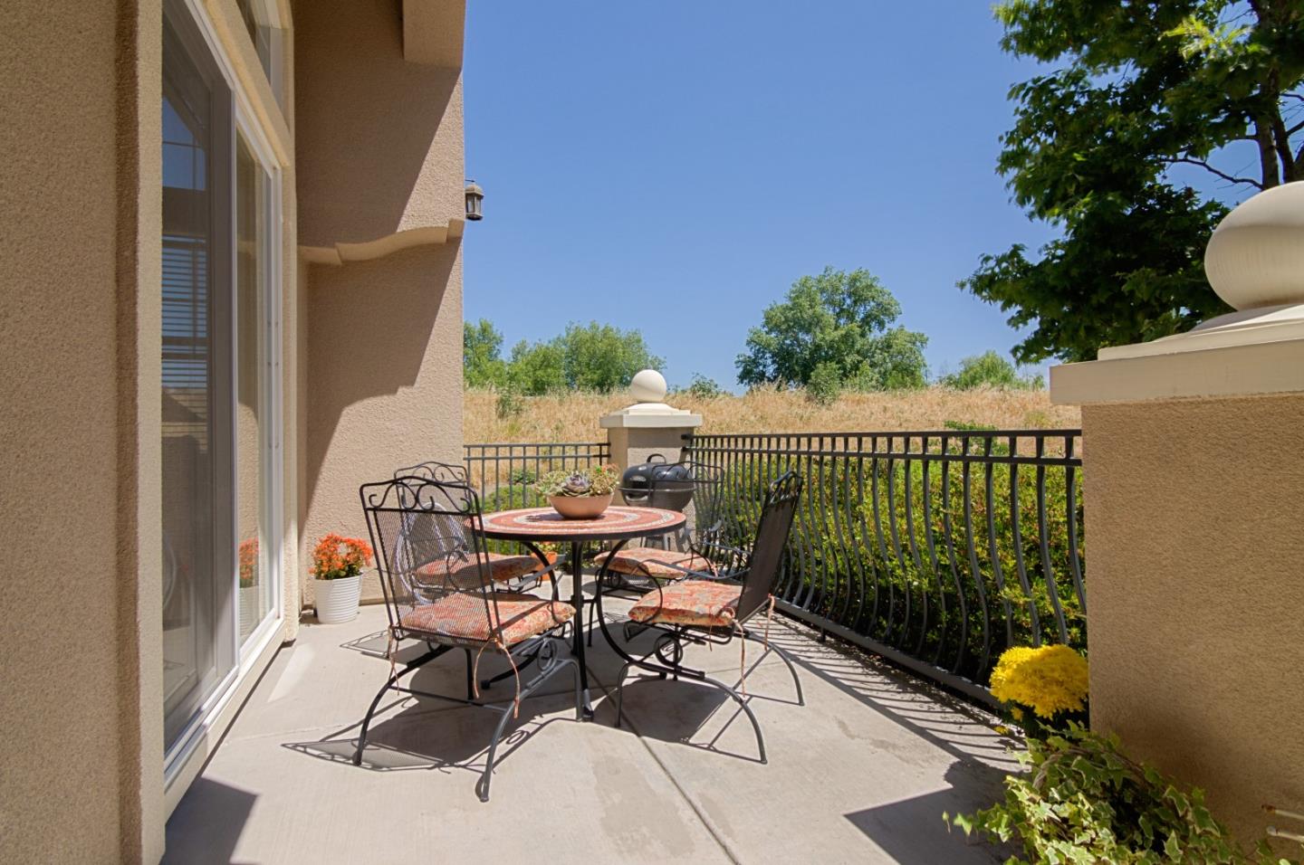 Detail Gallery Image 4 of 19 For 4485 Laird Cir, Santa Clara,  CA 95054 - 3 Beds | 2/1 Baths