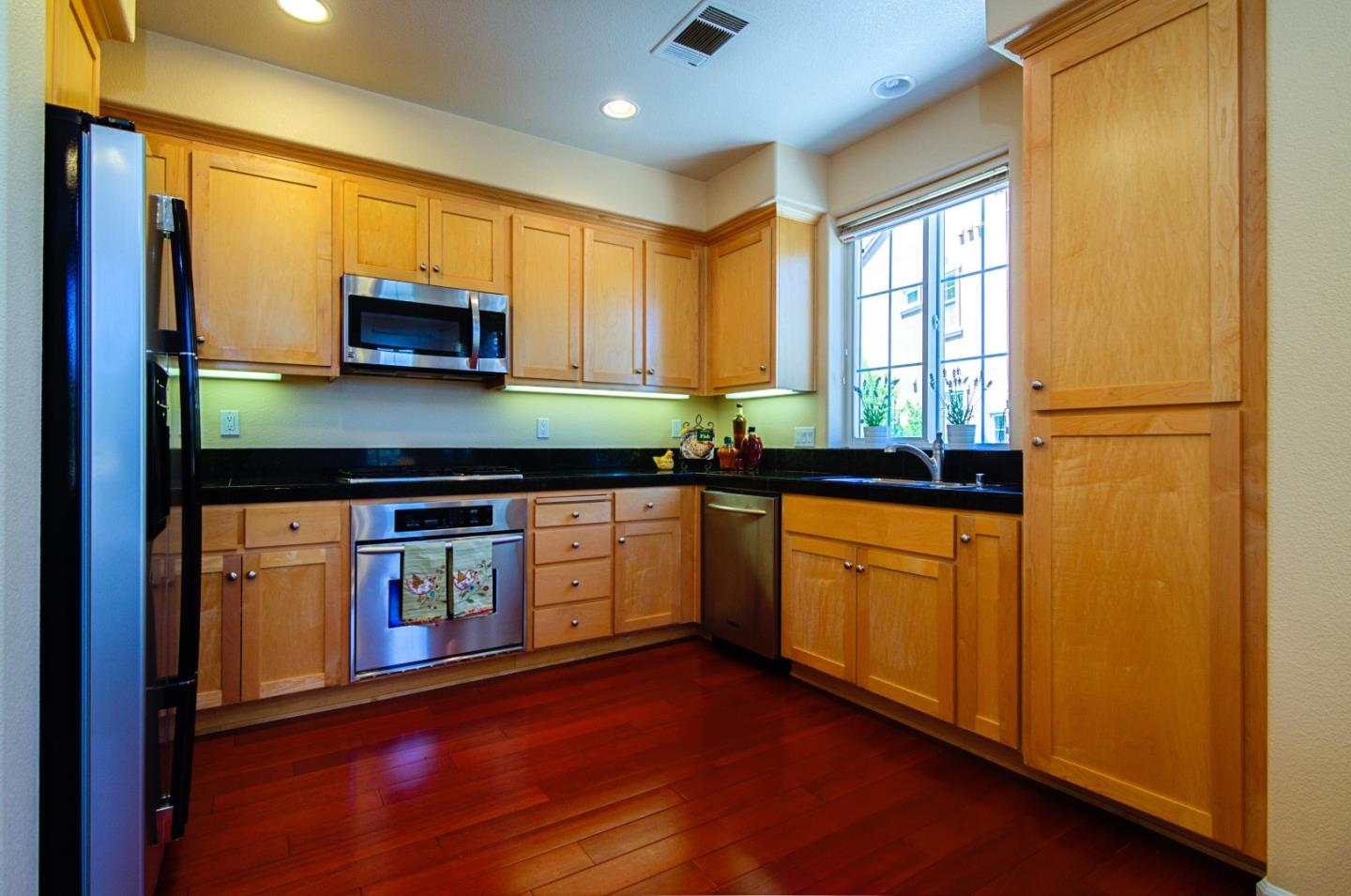 Detail Gallery Image 6 of 19 For 4485 Laird Cir, Santa Clara,  CA 95054 - 3 Beds | 2/1 Baths