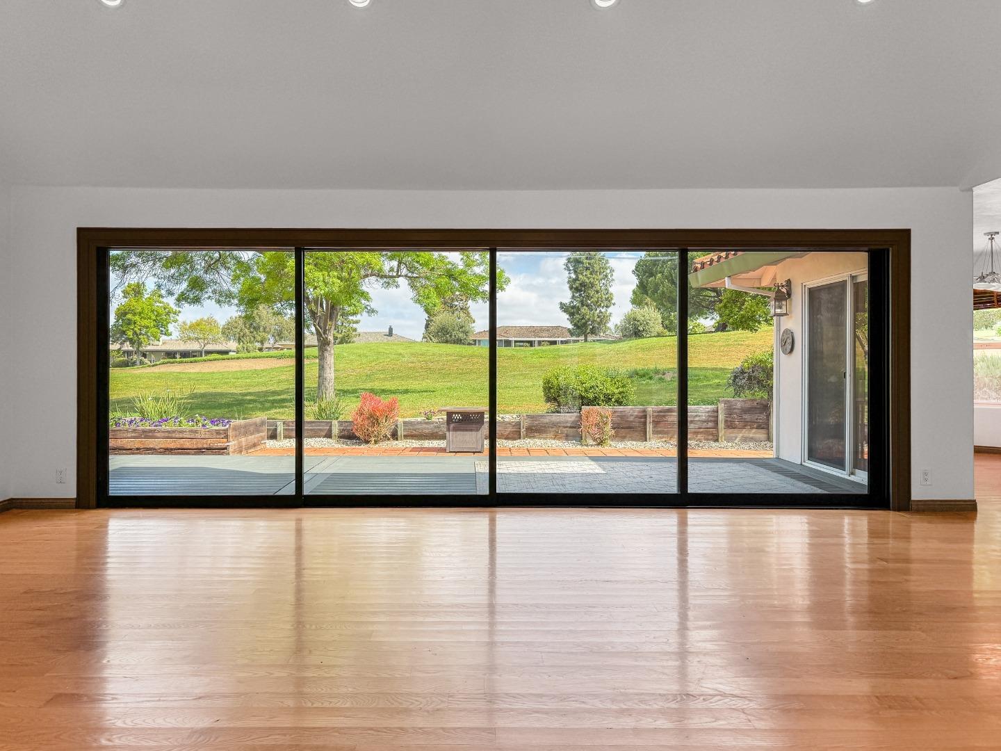 Detail Gallery Image 11 of 49 For 945 S Ridgemark Dr, Hollister,  CA 95023 - 3 Beds | 3 Baths