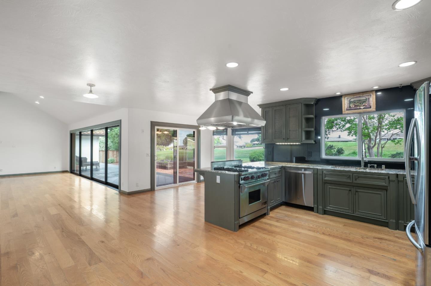 Detail Gallery Image 15 of 49 For 945 S Ridgemark Dr, Hollister,  CA 95023 - 3 Beds | 3 Baths