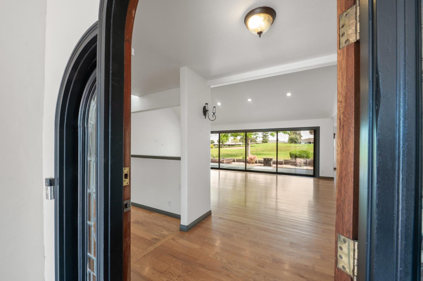 Detail Gallery Image 2 of 49 For 945 S Ridgemark Dr, Hollister,  CA 95023 - 3 Beds | 3 Baths
