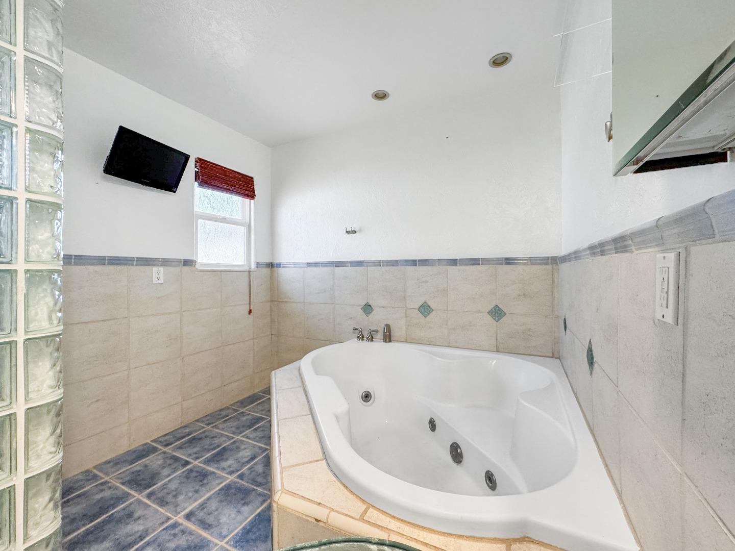 Detail Gallery Image 41 of 49 For 945 S Ridgemark Dr, Hollister,  CA 95023 - 3 Beds | 3 Baths