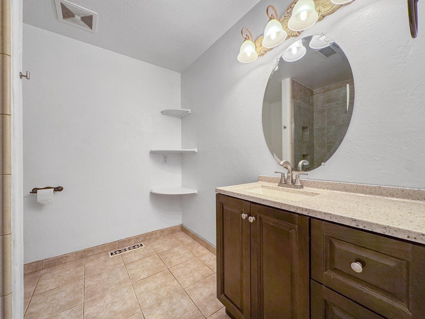 Detail Gallery Image 42 of 49 For 945 S Ridgemark Dr, Hollister,  CA 95023 - 3 Beds | 3 Baths