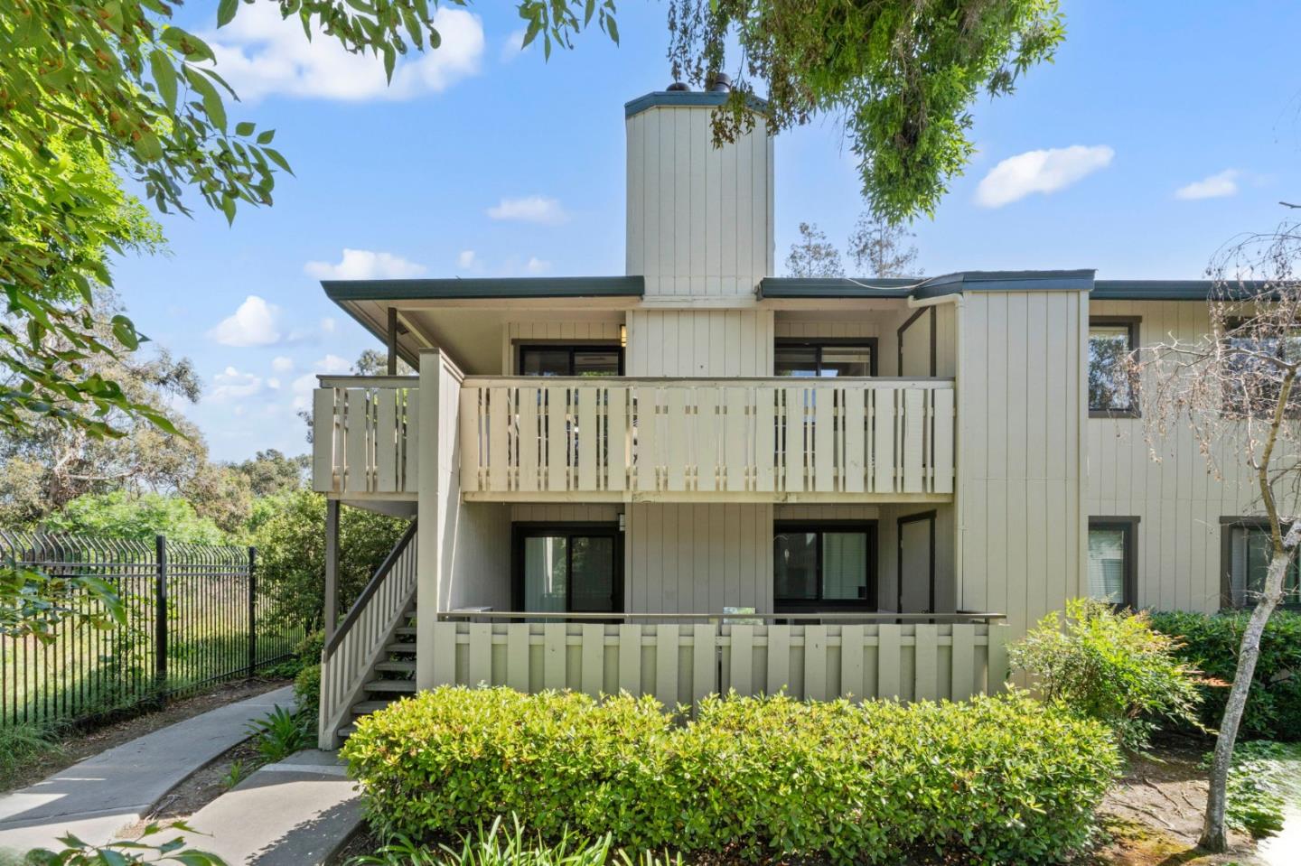 Detail Gallery Image 2 of 30 For 1544 Alma Ter, San Jose,  CA 95125 - 2 Beds | 2 Baths