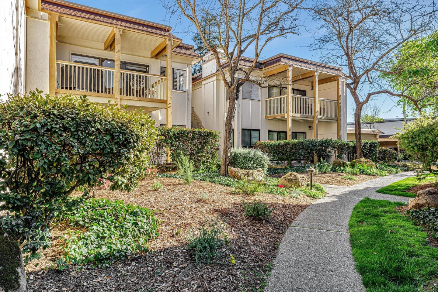 Detail Gallery Image 2 of 16 For 1326 Woodside Rd, Redwood City,  CA 94061 - 2 Beds | 2 Baths