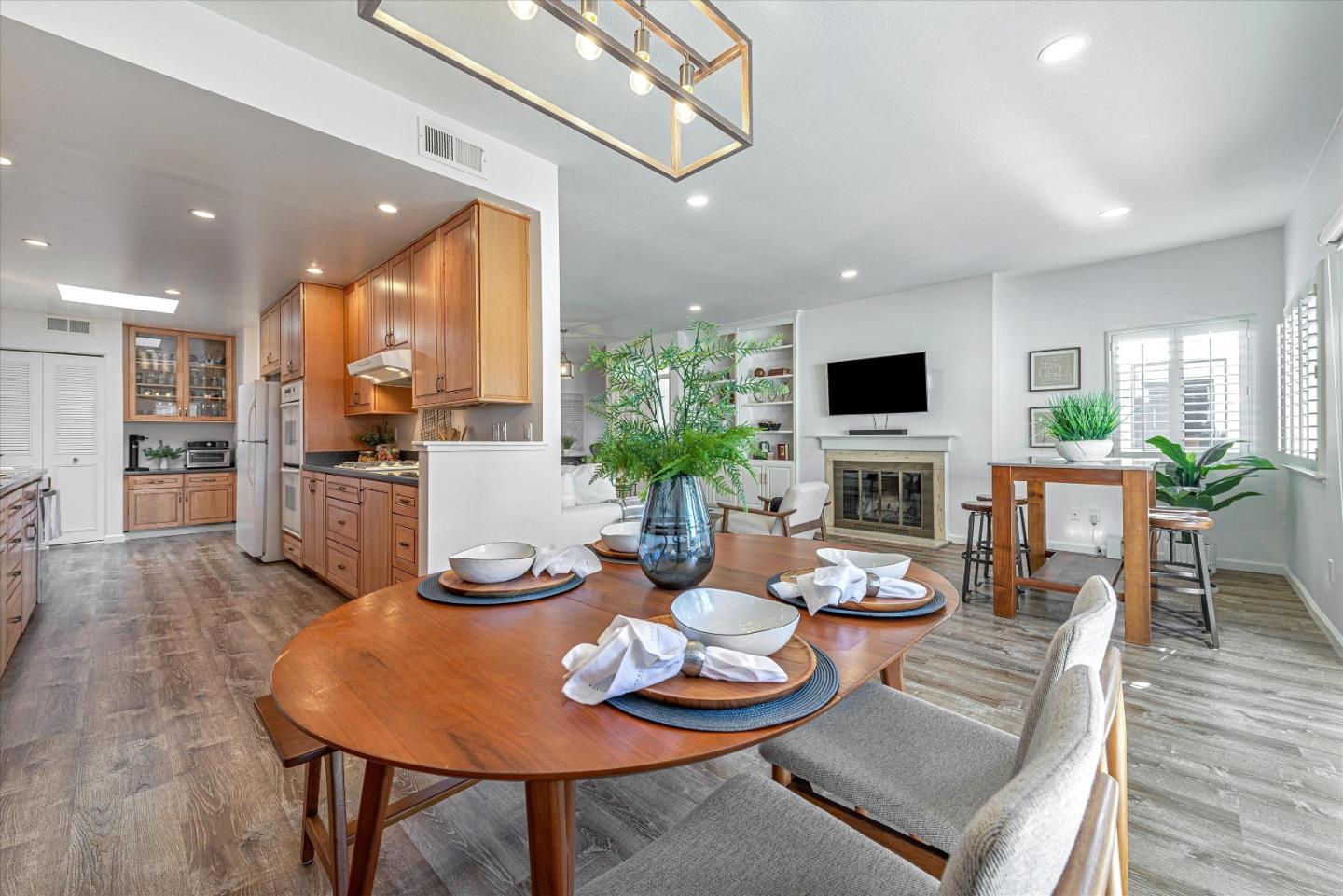 Detail Gallery Image 4 of 16 For 1326 Woodside Rd, Redwood City,  CA 94061 - 2 Beds | 2 Baths
