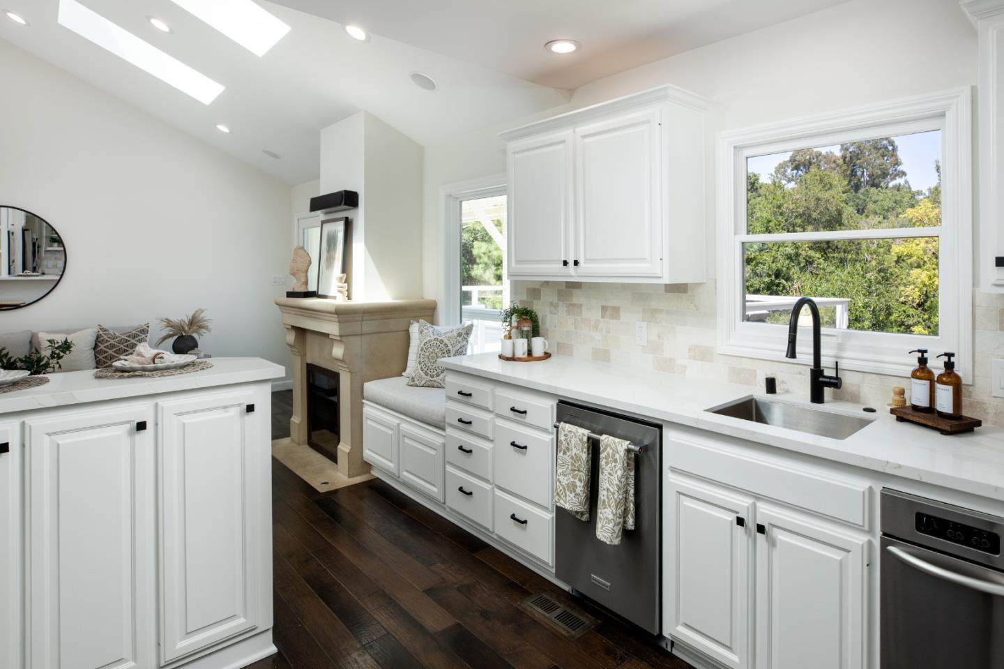 Detail Gallery Image 9 of 37 For 115 Toyon Ct, Woodside,  CA 94062 - 4 Beds | 3 Baths