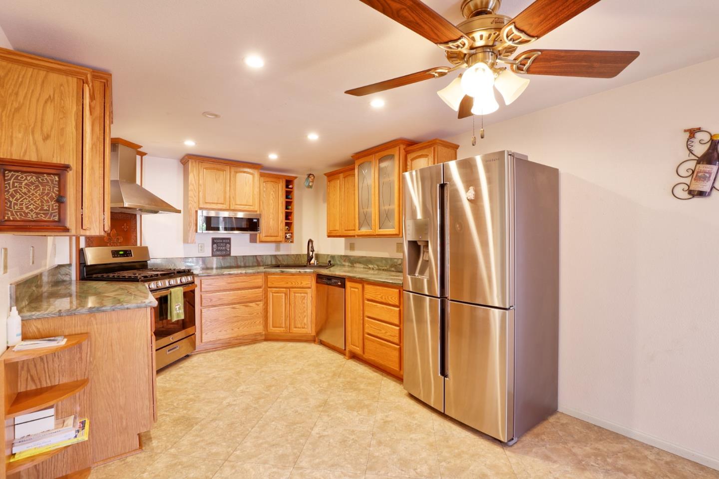 Detail Gallery Image 10 of 52 For 355 Otono Ct, San Jose,  CA 95111 - 3 Beds | 3 Baths