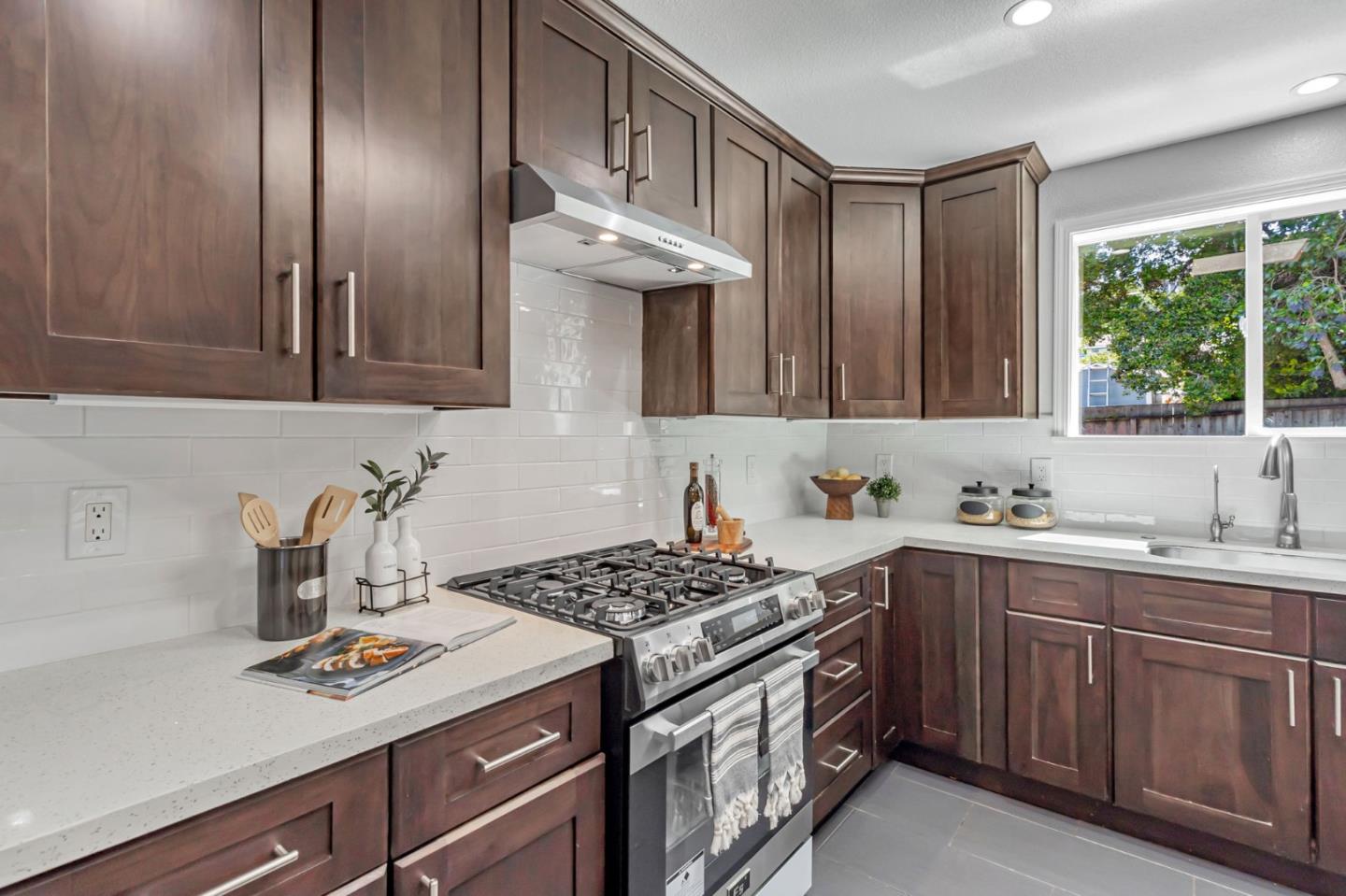 Detail Gallery Image 6 of 18 For 917 North Rd, Belmont,  CA 94002 - 3 Beds | 2/1 Baths