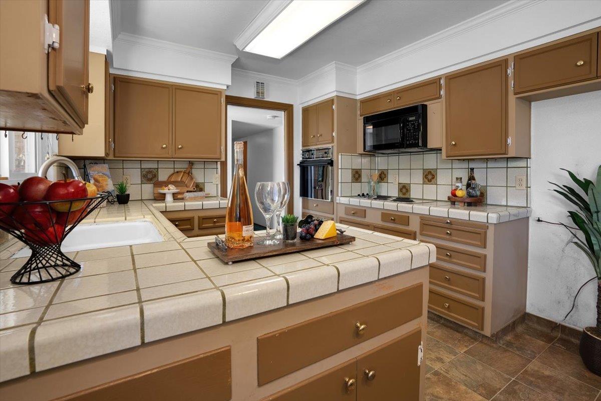 Detail Gallery Image 10 of 34 For 18654 Aspesi Dr, Saratoga,  CA 95070 - 4 Beds | 2/1 Baths