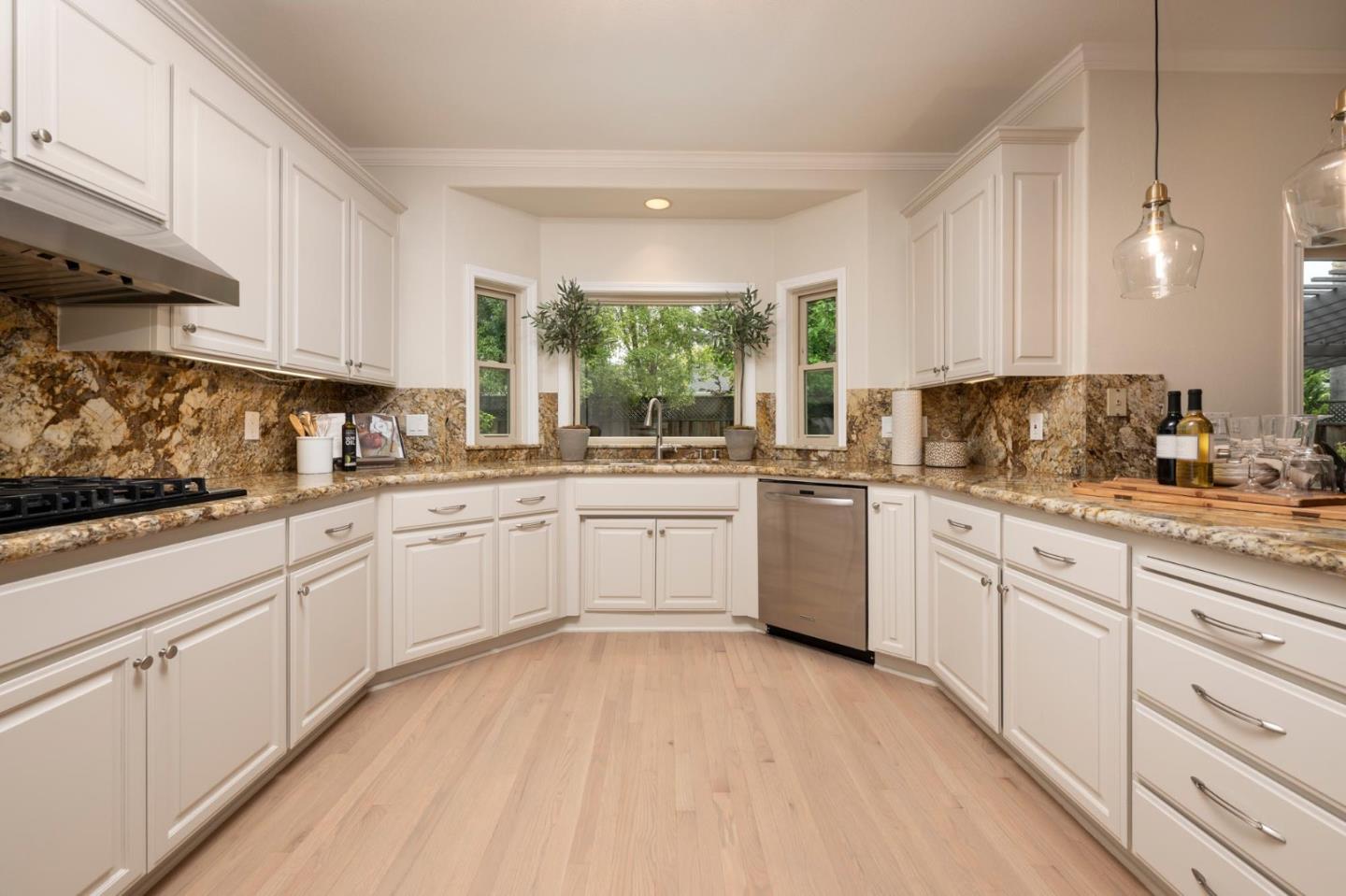 Detail Gallery Image 13 of 37 For 591 Sleeper Ave, Mountain View,  CA 94040 - 5 Beds | 3/1 Baths