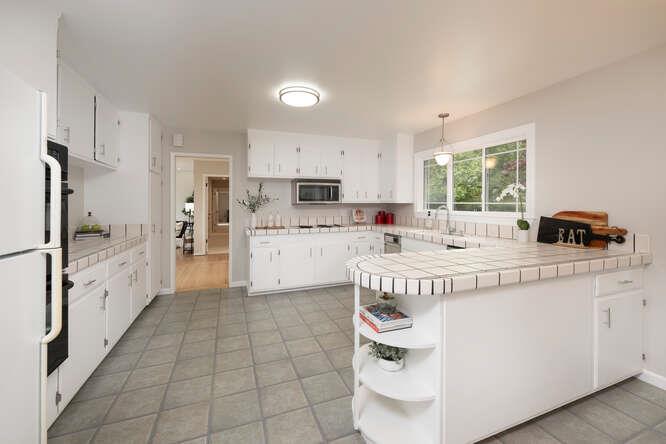 Detail Gallery Image 10 of 34 For 721 Linda Ct, San Mateo,  CA 94403 - 4 Beds | 2/1 Baths