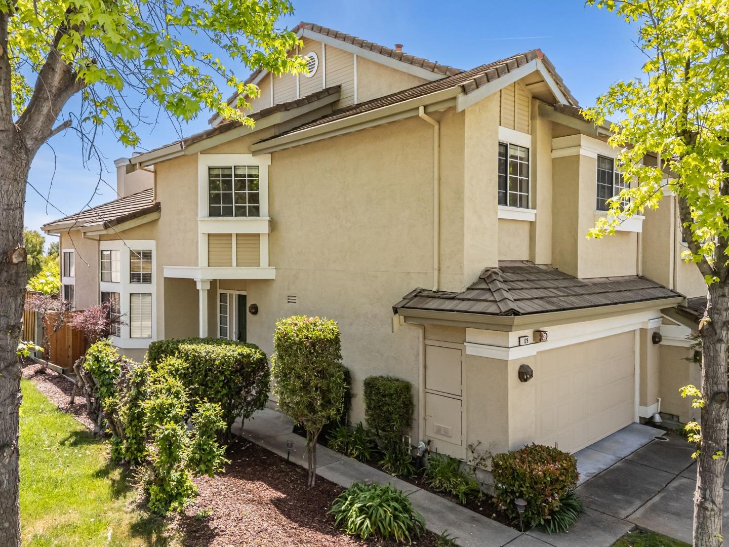 Detail Gallery Image 2 of 30 For 129 Doe Ct, Fremont,  CA 94539 - 4 Beds | 2/1 Baths