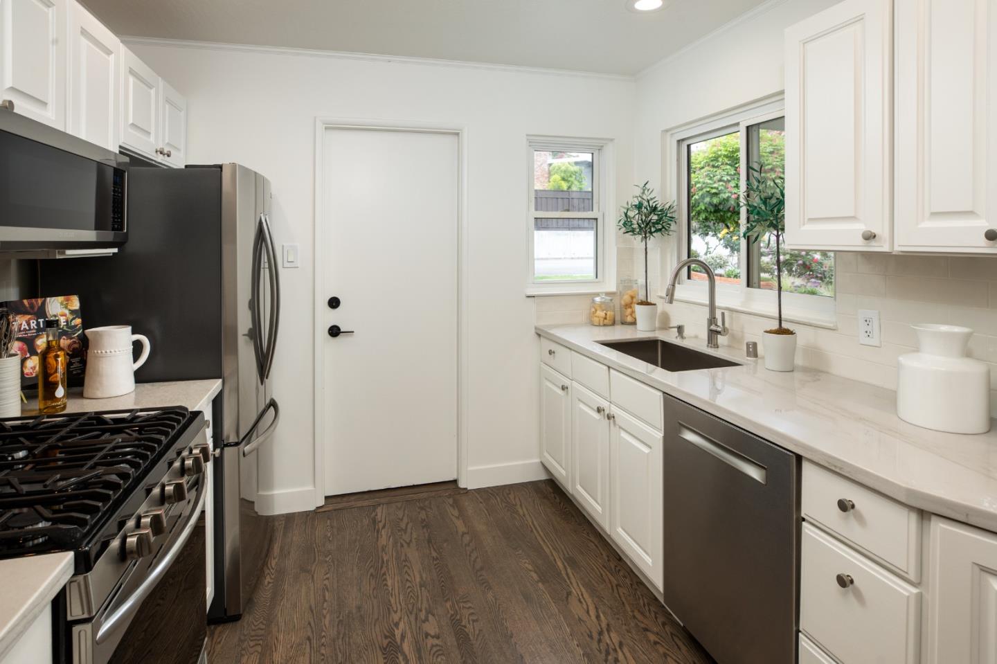 Detail Gallery Image 9 of 25 For 708 Neal Ave, San Carlos,  CA 94070 - 3 Beds | 2 Baths