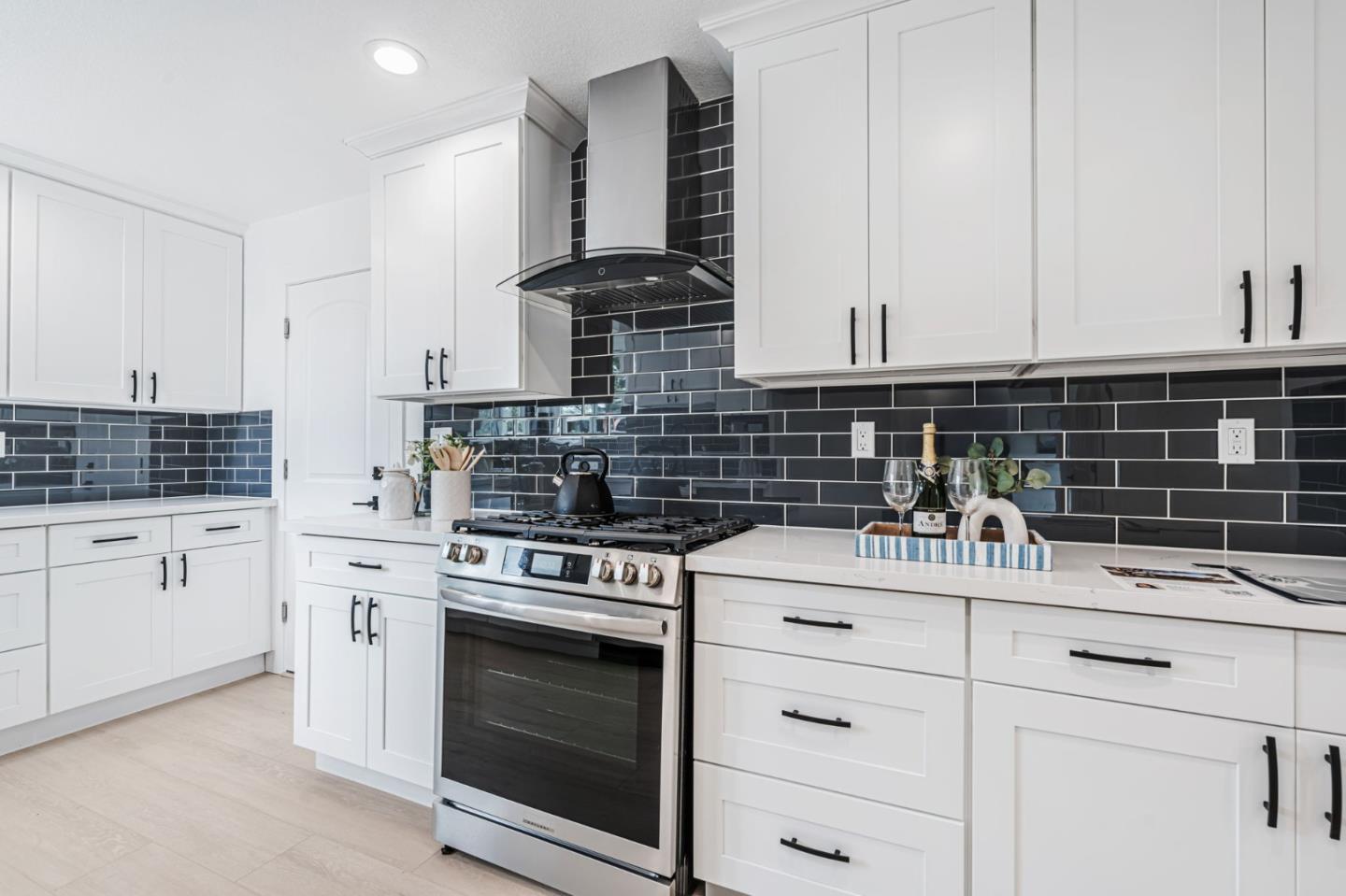 Detail Gallery Image 11 of 38 For 5 Yarnall Pl, Redwood City,  CA 94063 - 3 Beds | 2 Baths