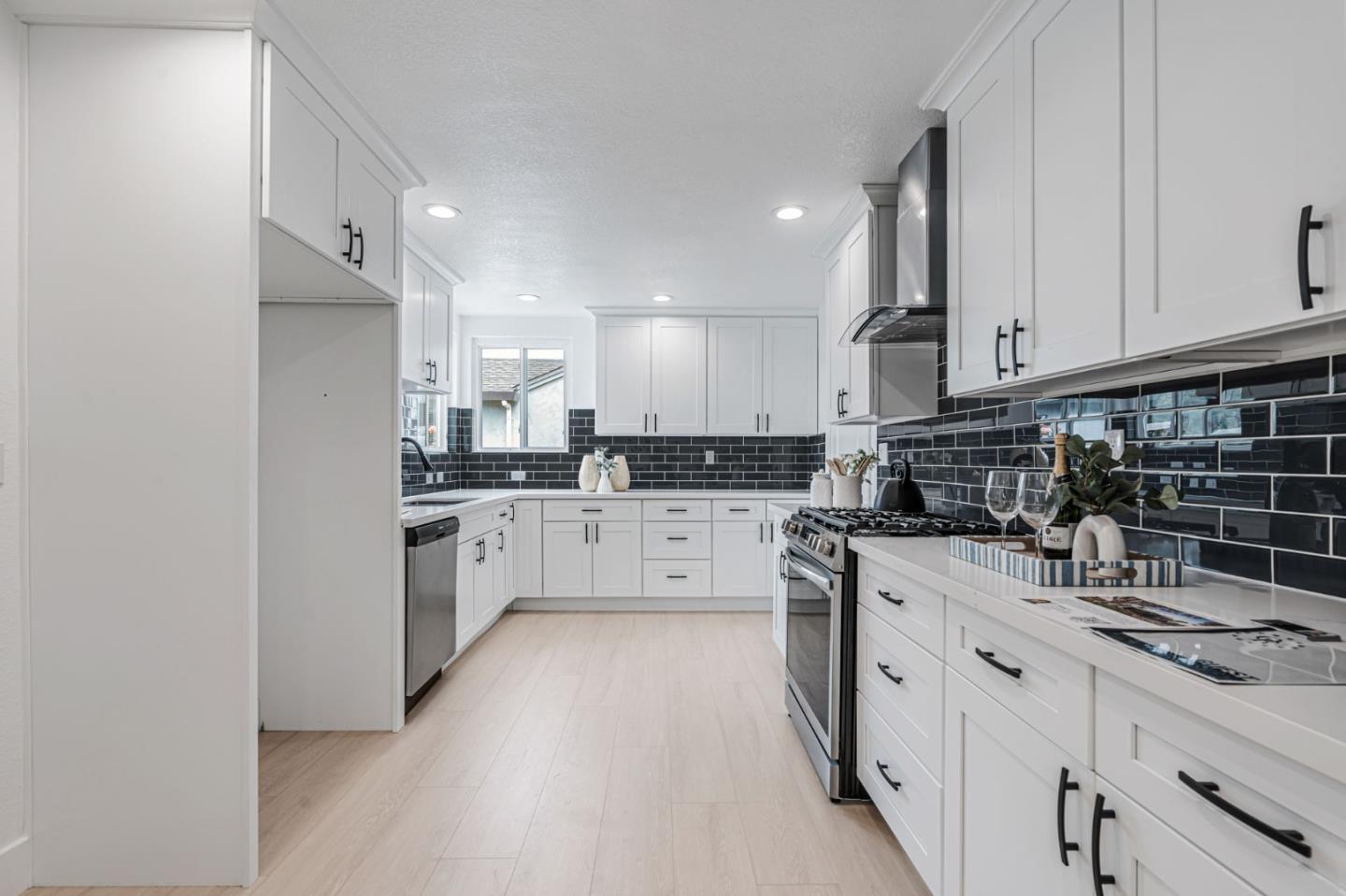 Detail Gallery Image 9 of 38 For 5 Yarnall Pl, Redwood City,  CA 94063 - 3 Beds | 2 Baths