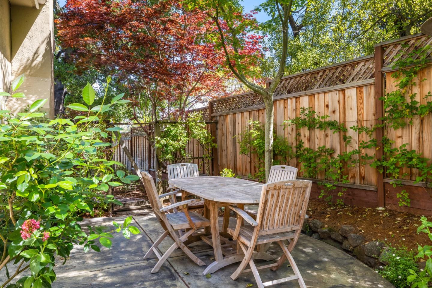 Detail Gallery Image 10 of 37 For 992 Lakeview Way, Redwood City,  CA 94062 - 4 Beds | 2/1 Baths