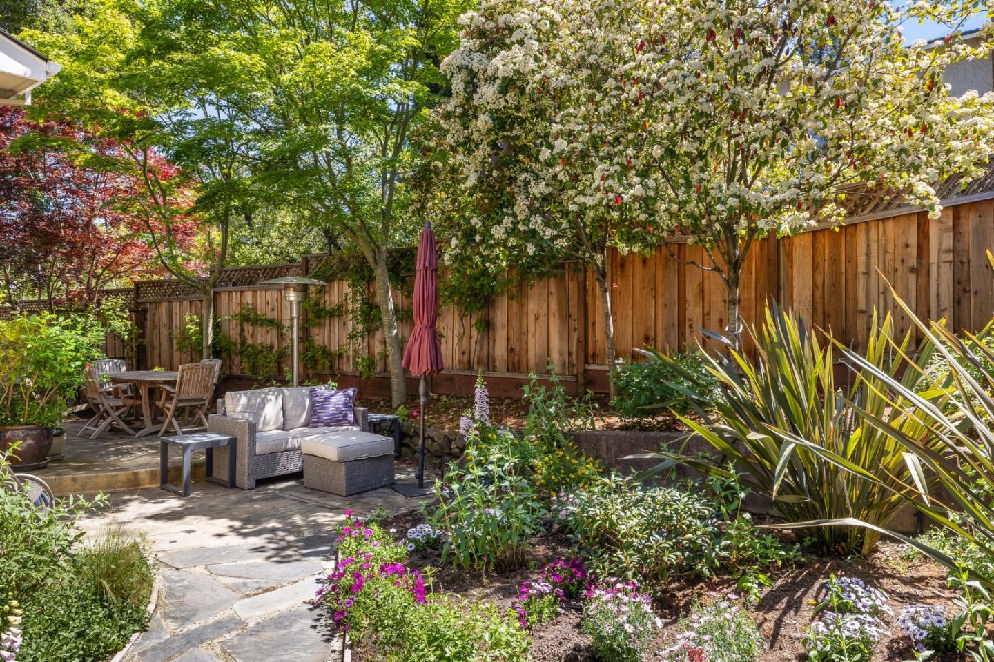 Detail Gallery Image 11 of 37 For 992 Lakeview Way, Redwood City,  CA 94062 - 4 Beds | 2/1 Baths