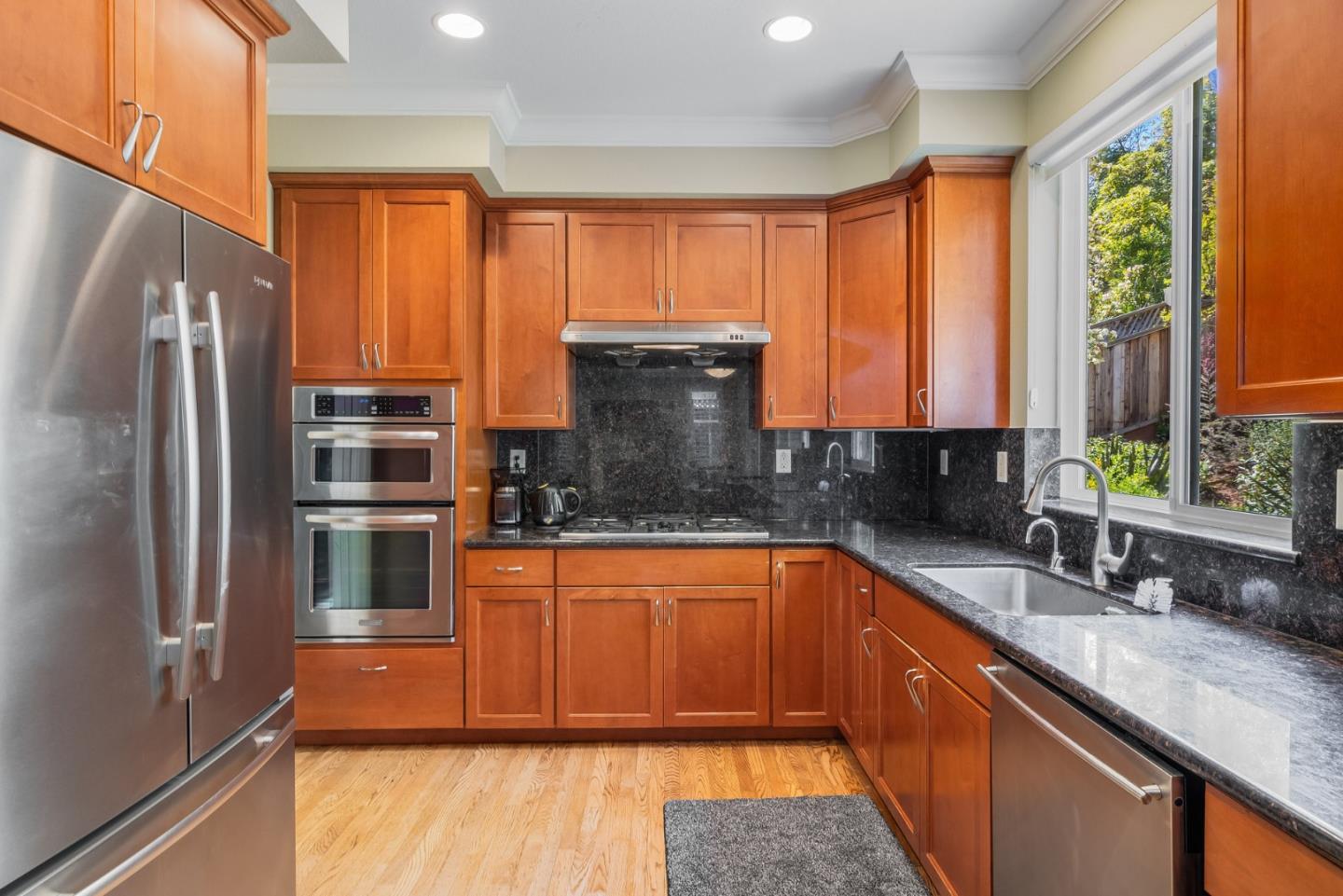 Detail Gallery Image 12 of 37 For 992 Lakeview Way, Redwood City,  CA 94062 - 4 Beds | 2/1 Baths