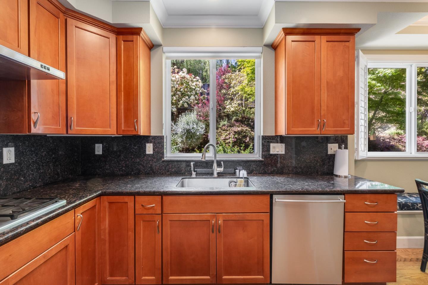 Detail Gallery Image 13 of 37 For 992 Lakeview Way, Redwood City,  CA 94062 - 4 Beds | 2/1 Baths