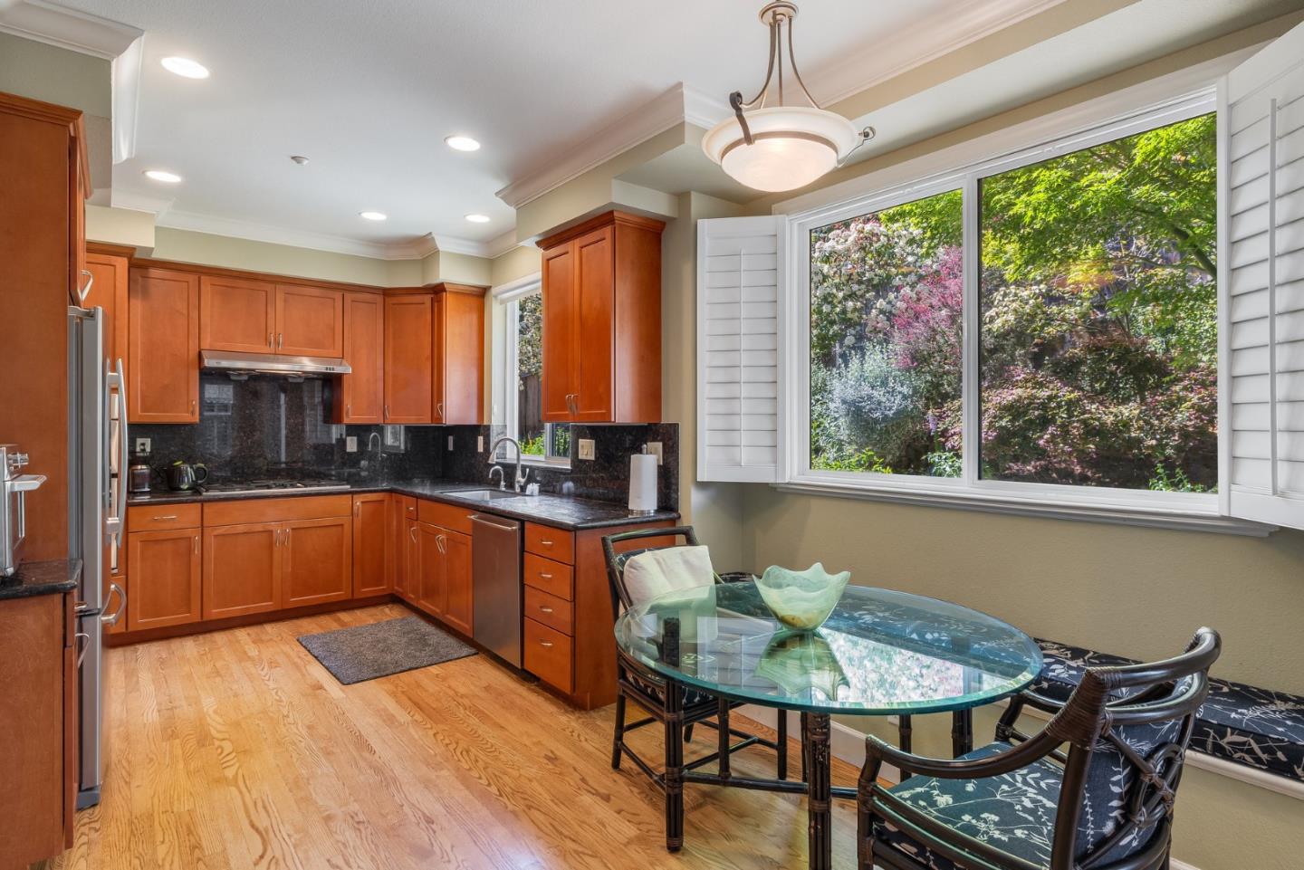 Detail Gallery Image 15 of 37 For 992 Lakeview Way, Redwood City,  CA 94062 - 4 Beds | 2/1 Baths