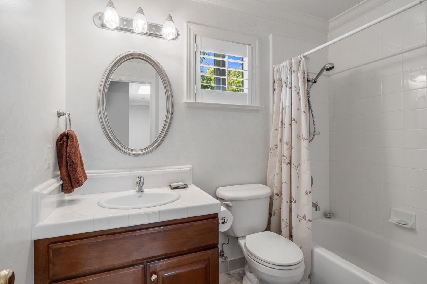 Detail Gallery Image 18 of 37 For 992 Lakeview Way, Redwood City,  CA 94062 - 4 Beds | 2/1 Baths