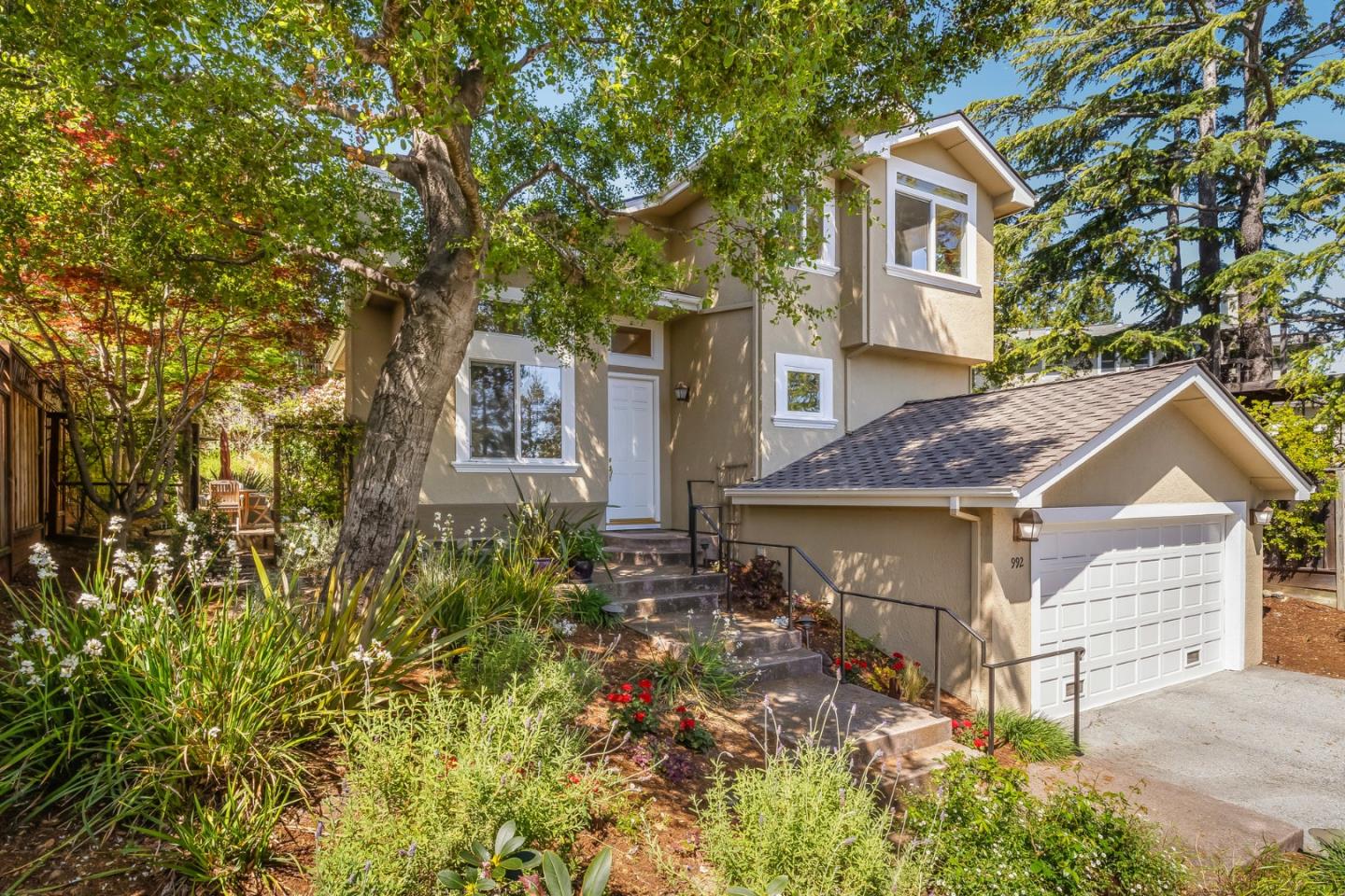 Detail Gallery Image 2 of 37 For 992 Lakeview Way, Redwood City,  CA 94062 - 4 Beds | 2/1 Baths
