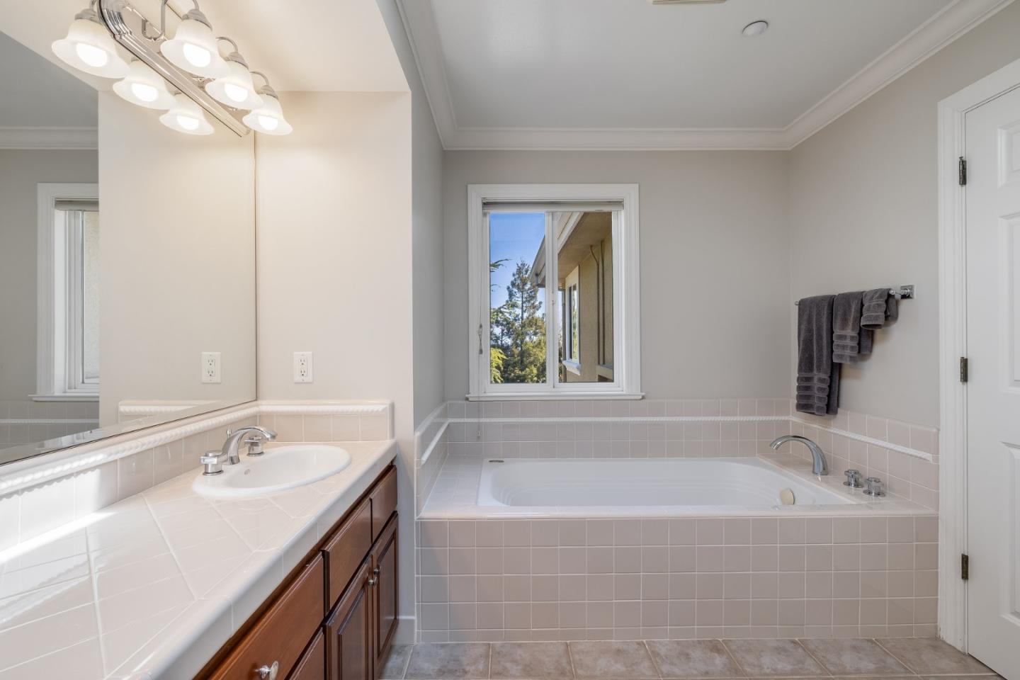 Detail Gallery Image 26 of 37 For 992 Lakeview Way, Redwood City,  CA 94062 - 4 Beds | 2/1 Baths