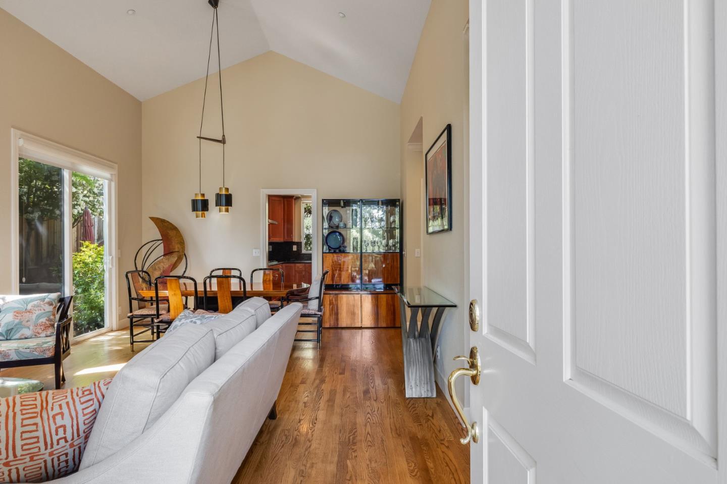 Detail Gallery Image 3 of 37 For 992 Lakeview Way, Redwood City,  CA 94062 - 4 Beds | 2/1 Baths