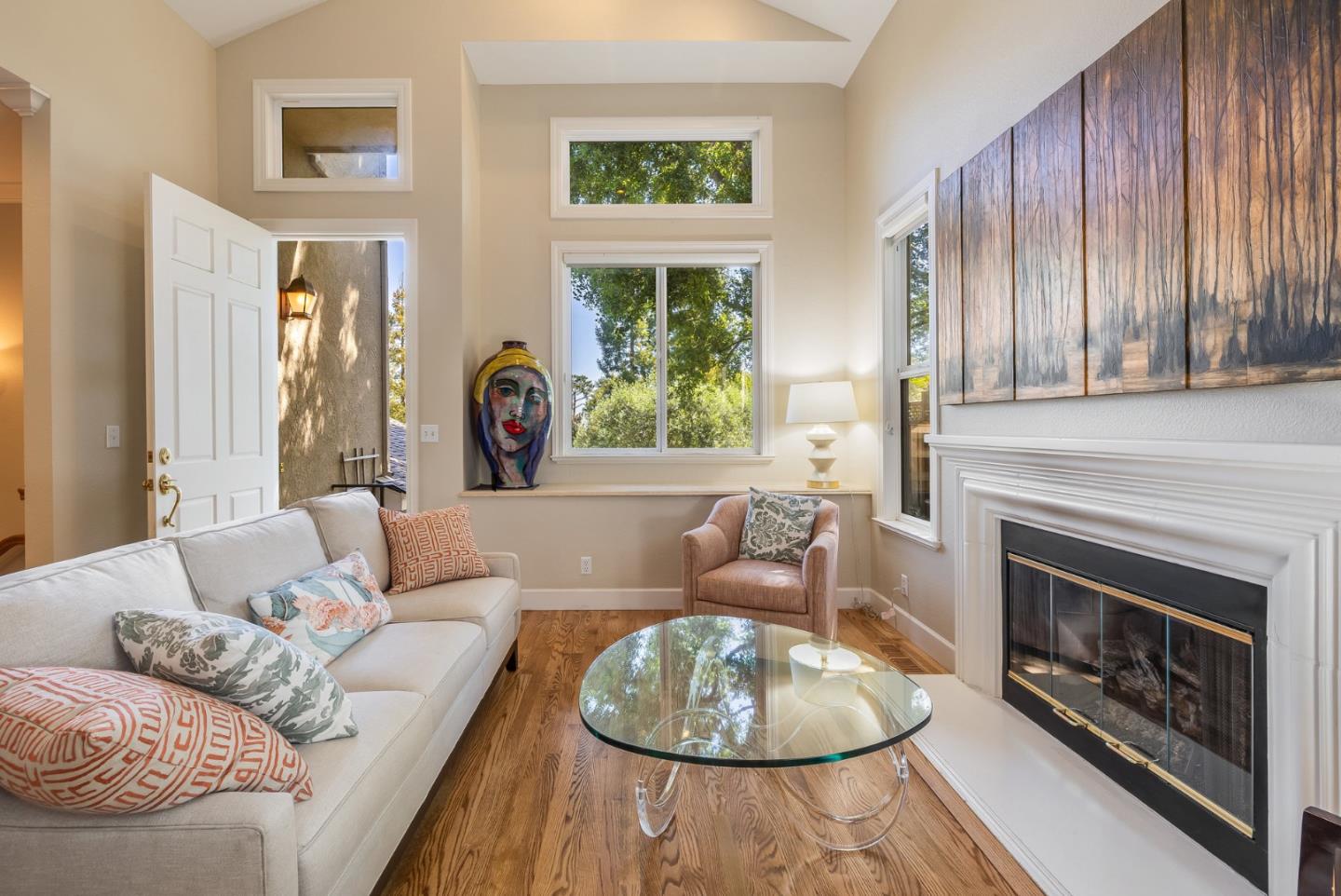 Detail Gallery Image 4 of 37 For 992 Lakeview Way, Redwood City,  CA 94062 - 4 Beds | 2/1 Baths