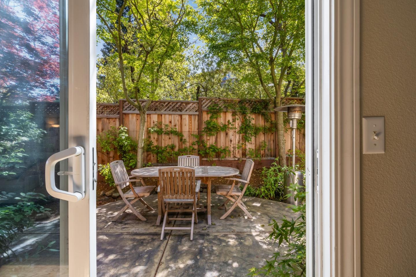 Detail Gallery Image 8 of 37 For 992 Lakeview Way, Redwood City,  CA 94062 - 4 Beds | 2/1 Baths