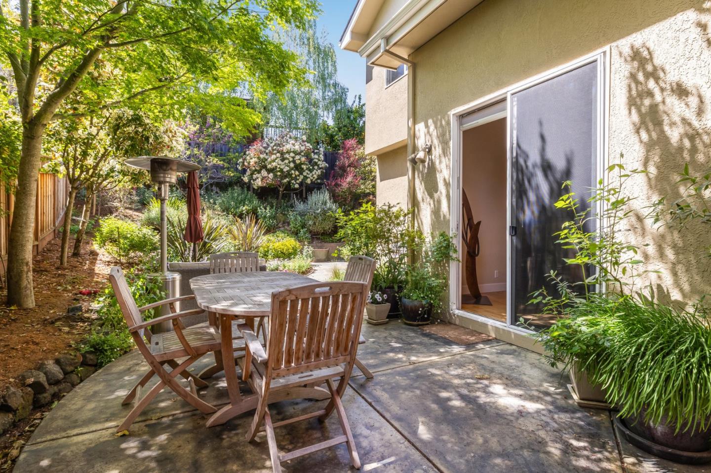 Detail Gallery Image 9 of 37 For 992 Lakeview Way, Redwood City,  CA 94062 - 4 Beds | 2/1 Baths