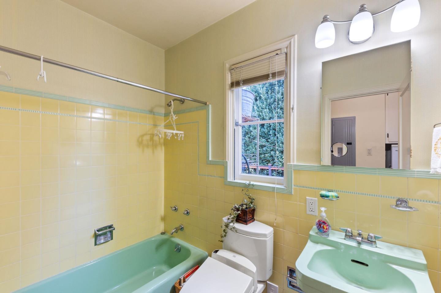 Detail Gallery Image 42 of 106 For 2155 Geri Ln, Hillsborough,  CA 94010 - 3 Beds | 3/1 Baths