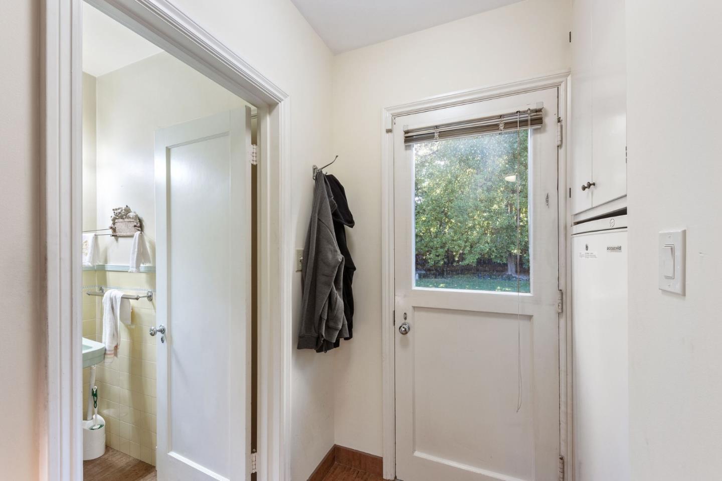 Detail Gallery Image 43 of 106 For 2155 Geri Ln, Hillsborough,  CA 94010 - 3 Beds | 3/1 Baths