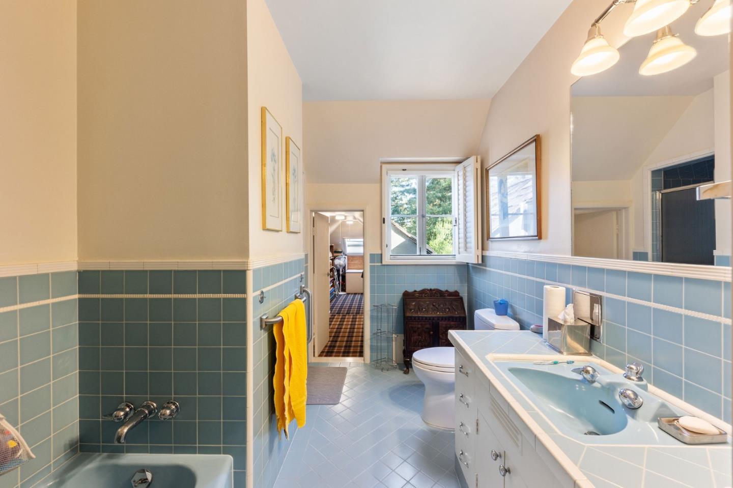 Detail Gallery Image 66 of 106 For 2155 Geri Ln, Hillsborough,  CA 94010 - 3 Beds | 3/1 Baths