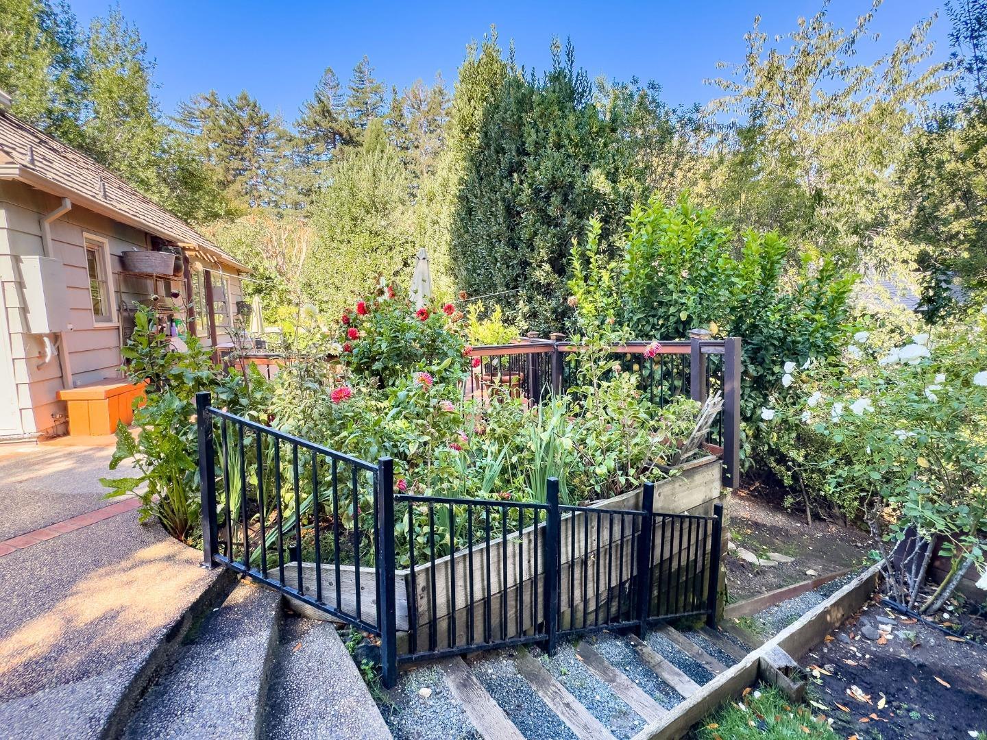 Detail Gallery Image 72 of 106 For 2155 Geri Ln, Hillsborough,  CA 94010 - 3 Beds | 3/1 Baths
