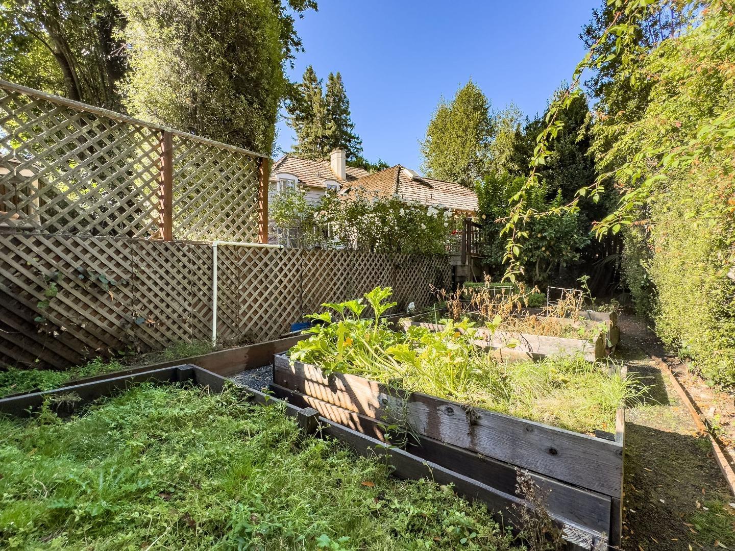 Detail Gallery Image 75 of 106 For 2155 Geri Ln, Hillsborough,  CA 94010 - 3 Beds | 3/1 Baths