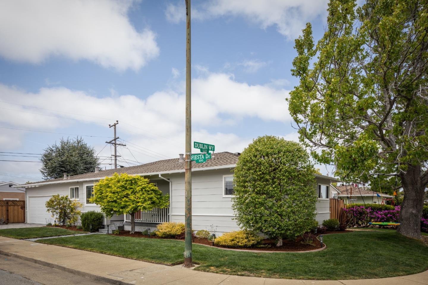 Detail Gallery Image 3 of 43 For 561 Fiesta Dr, San Mateo,  CA 94403 - 3 Beds | 2 Baths