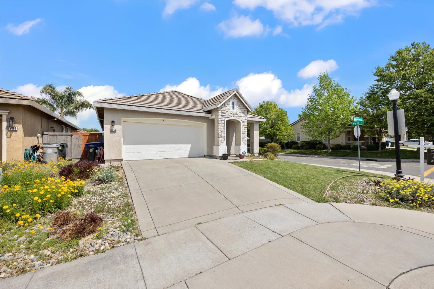Detail Gallery Image 2 of 17 For 5850 Bridgecross Dr, Sacramento,  CA 95835 - 3 Beds | 2 Baths