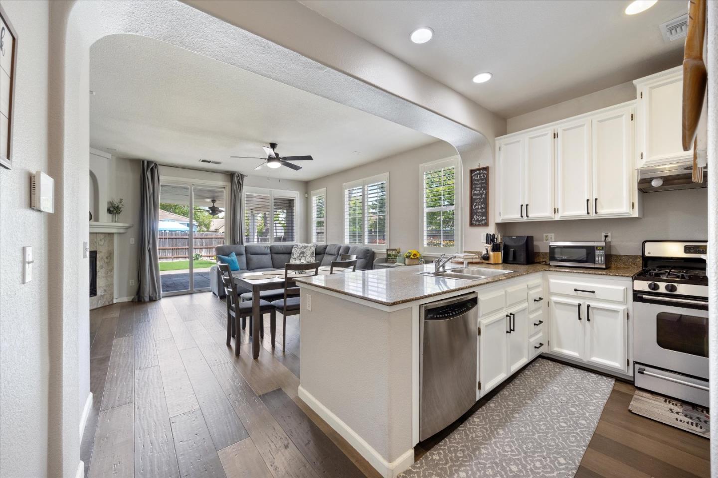 Detail Gallery Image 3 of 17 For 5850 Bridgecross Dr, Sacramento,  CA 95835 - 3 Beds | 2 Baths