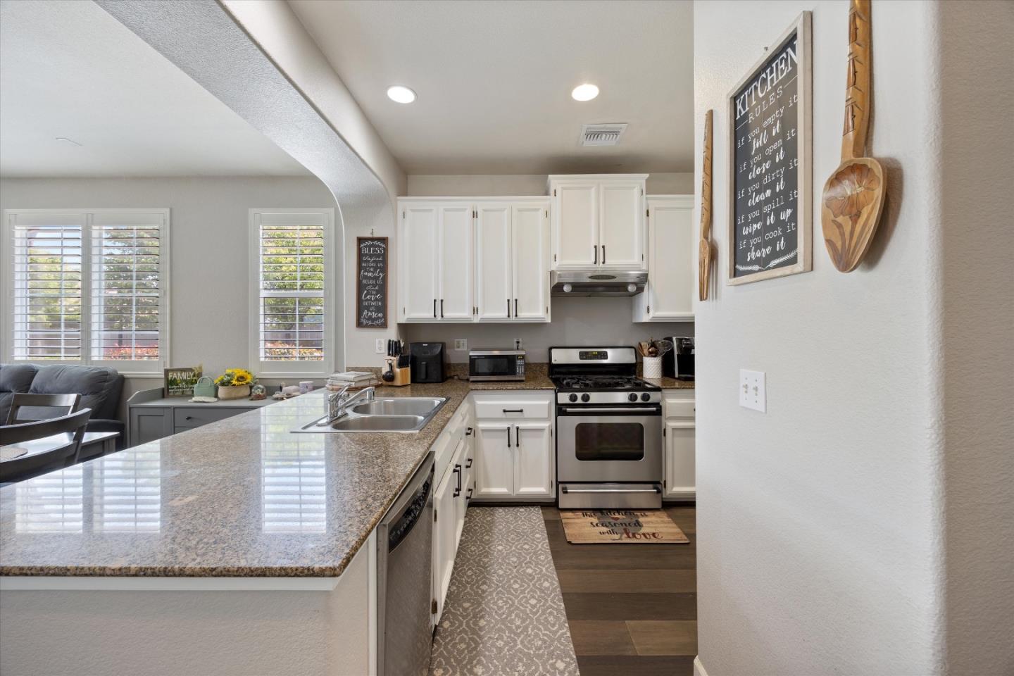 Detail Gallery Image 4 of 17 For 5850 Bridgecross Dr, Sacramento,  CA 95835 - 3 Beds | 2 Baths