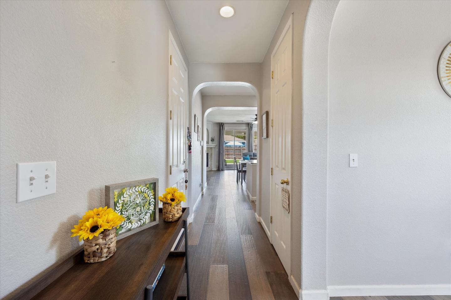 Detail Gallery Image 5 of 17 For 5850 Bridgecross Dr, Sacramento,  CA 95835 - 3 Beds | 2 Baths