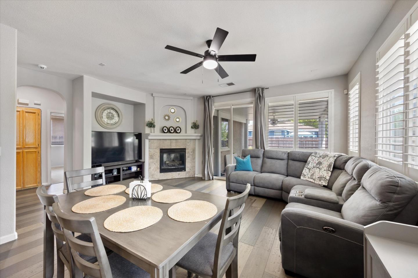 Detail Gallery Image 6 of 17 For 5850 Bridgecross Dr, Sacramento,  CA 95835 - 3 Beds | 2 Baths