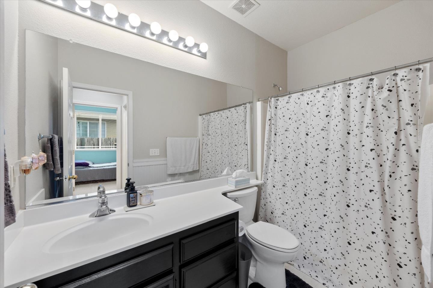 Detail Gallery Image 8 of 17 For 5850 Bridgecross Dr, Sacramento,  CA 95835 - 3 Beds | 2 Baths