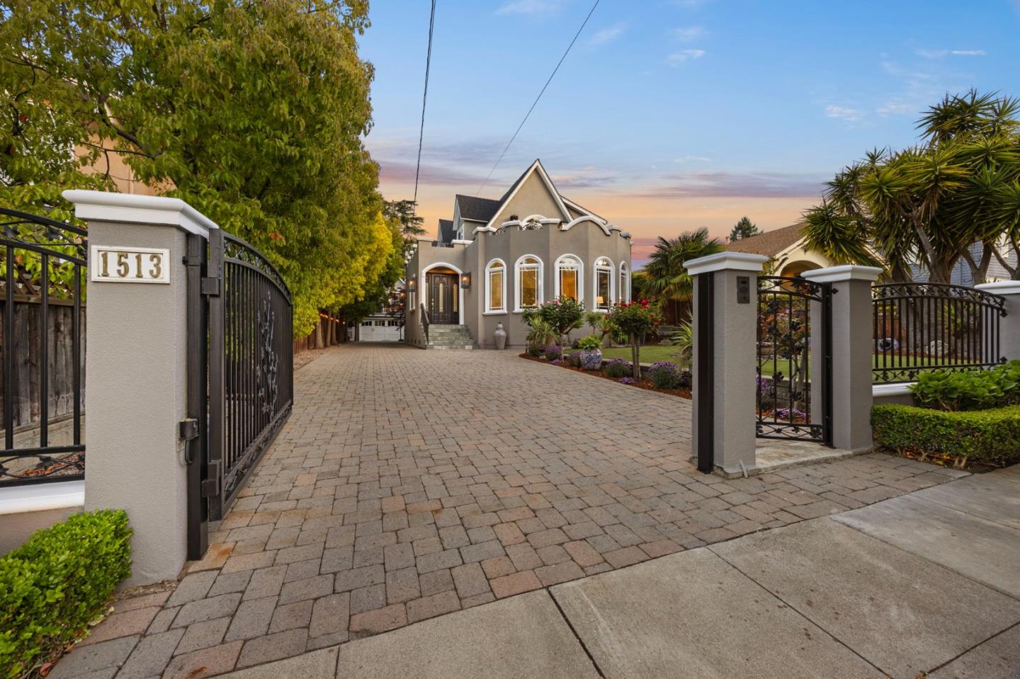 Detail Gallery Image 2 of 54 For 1513 Sanchez Ave, Burlingame,  CA 94010 - 4 Beds | 4/1 Baths