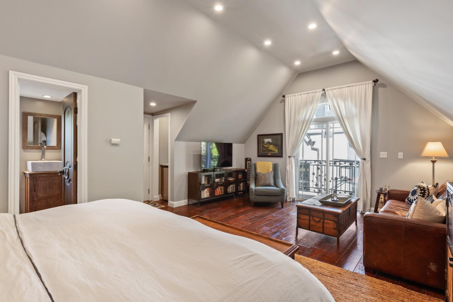 Detail Gallery Image 43 of 54 For 1513 Sanchez Ave, Burlingame,  CA 94010 - 4 Beds | 4/1 Baths