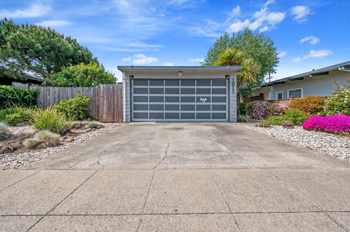 Detail Gallery Image 1 of 15 For 1611 Roberta Dr, San Mateo,  CA 94403 - 3 Beds | 2 Baths